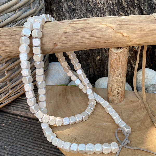 Le collier de bois Blanc Nacré